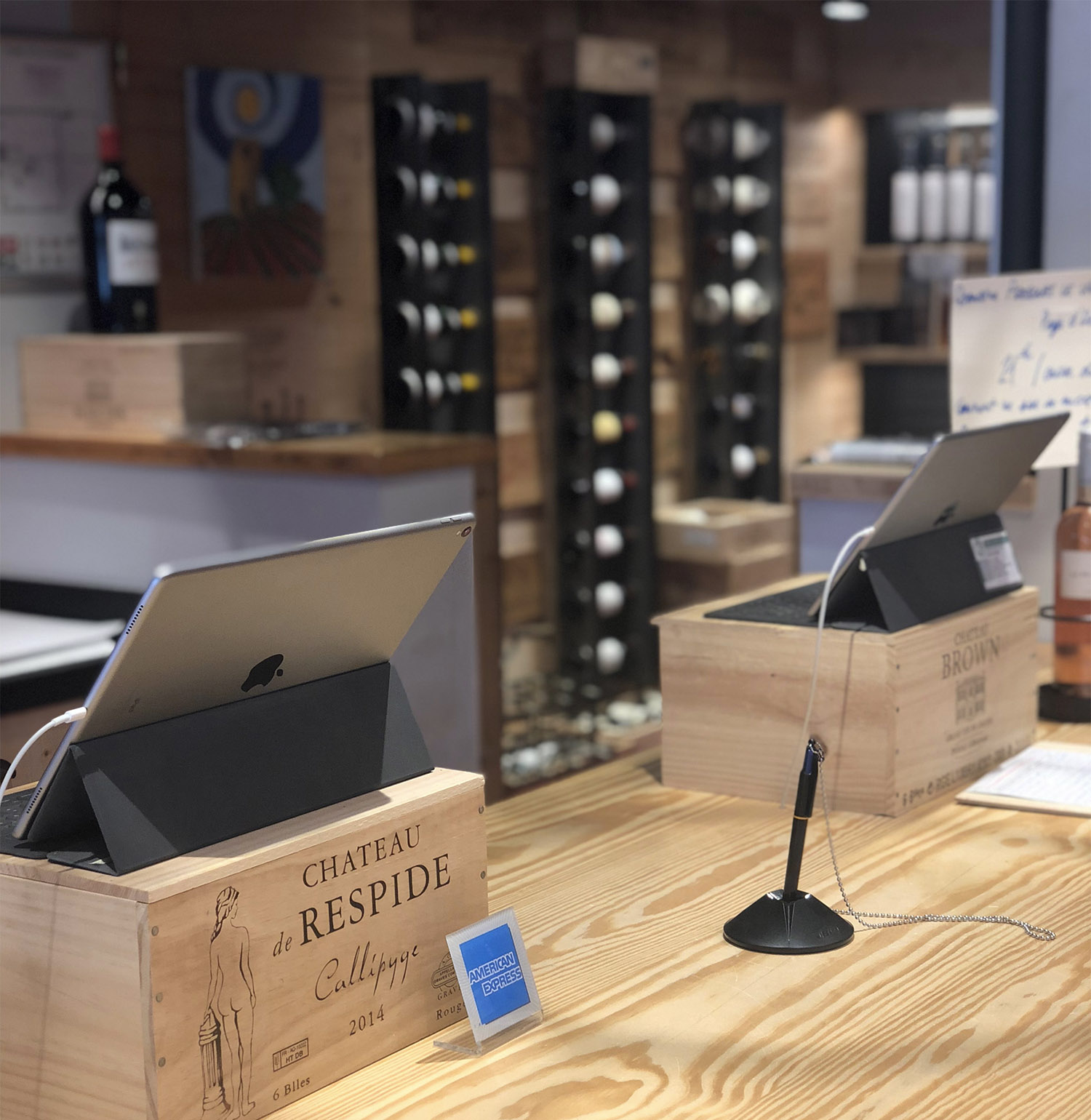Exemple du point de vente avec des caisses enregistreuses connectés à la cave du Cellier des Docks à Biarritz 