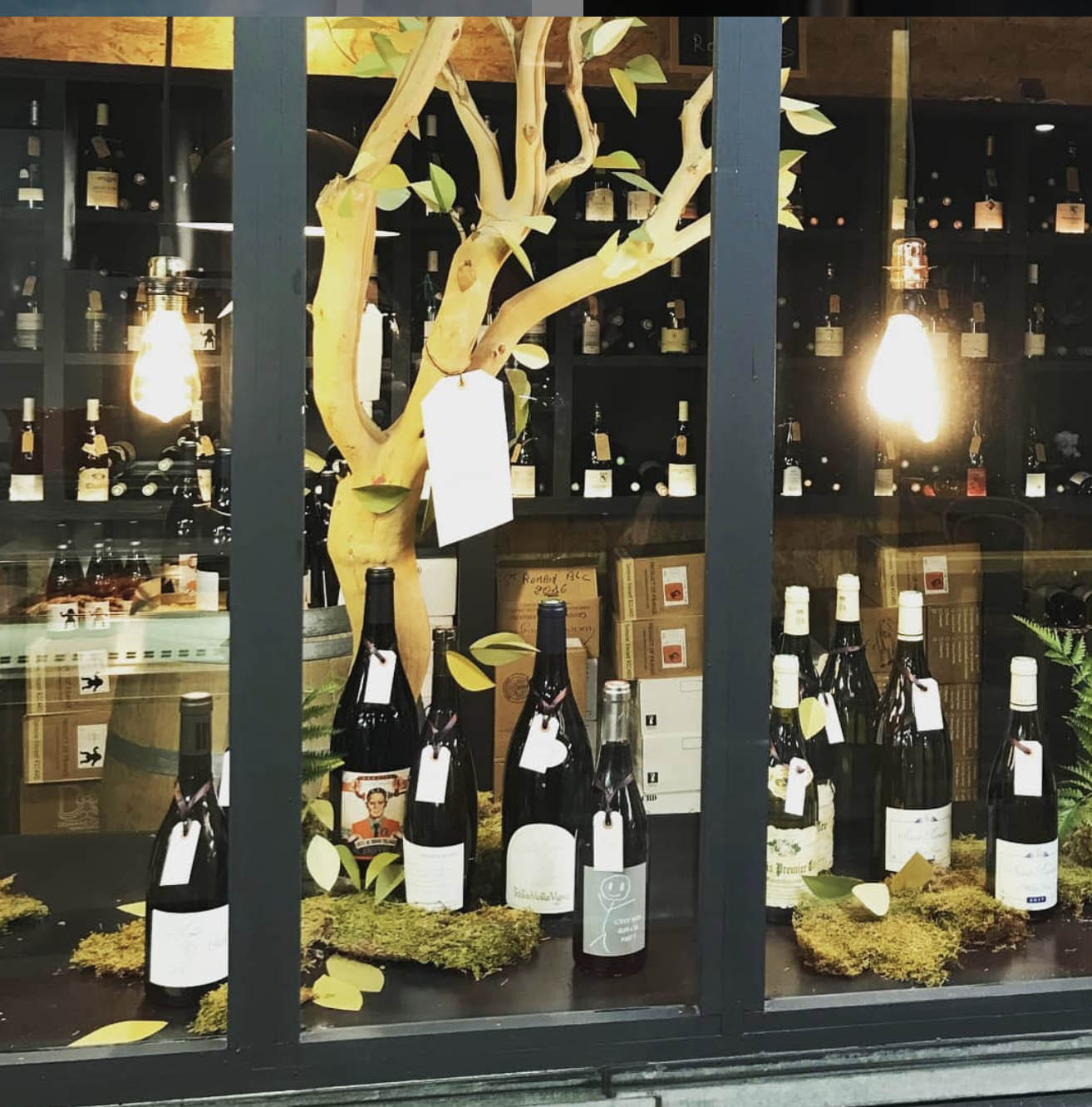 Vitrine de la cave Claude Le Caviste, à Paris au marché des Batignolles