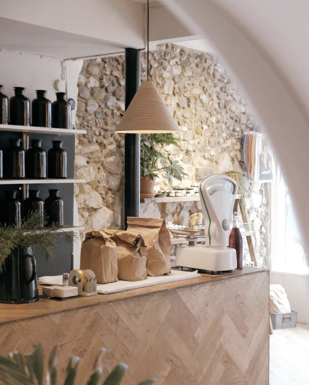 Comptoir de caisse à Holy Water Apothecary, à Devon
