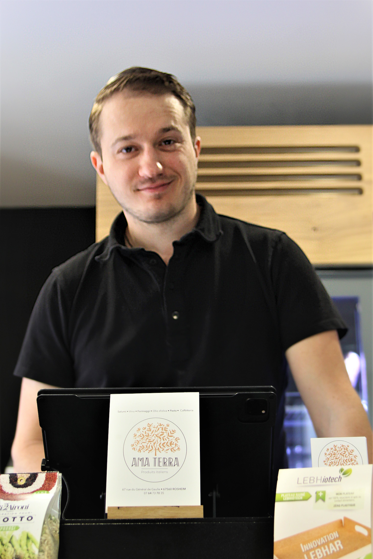 Yann, responsable de l'épicerie pret à encaisser ses clients grace au logiciel de caisse Wino 