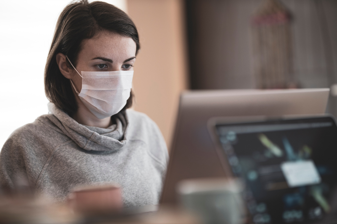 Commerçante qui porte un masque pour se protéger du coronavirus